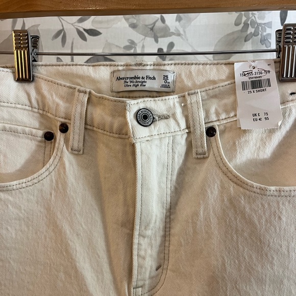 ✨ A&F Curve Love Ultra High Rise 90s Straight Jean✨ - Picture 3 of 4